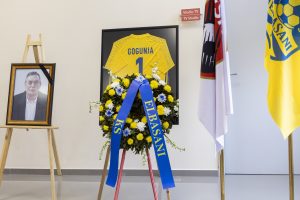 Homazhet në “Elbasan Arena” për Bujar Gogunjën, i jepet lamtumira e fundit ish-portierit legjendar
