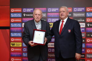 Presidenti Duka i jep titullin “Mirënjohje” ish-arbitrit Tef Prela, për kontributin e tij në arbitrimin shqiptar