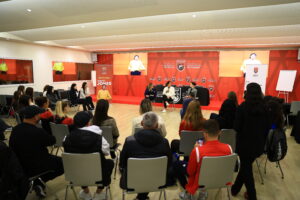 Ambadadorja e futbollit gjerman Steffi Jones në Shqipëri, takime me drejtues të FSHF, futbolliste & trajnerët
