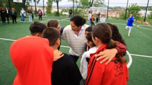 Ambasadorja e futbollit gjerman Steffi Jones përmbyll vizitën në Shqipëri. Viziton fshatin SOS & kalon momente të veçanta me fëmijët
